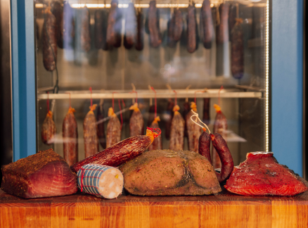 Salumi di pesce in un impianto Stagionello