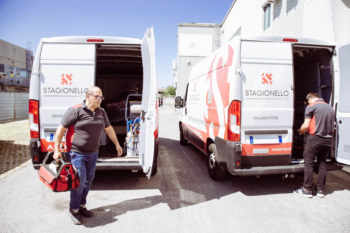 Tecnici Stagionello® Service caricano l'attrezzatura sui furgoni di assistenza tecnica